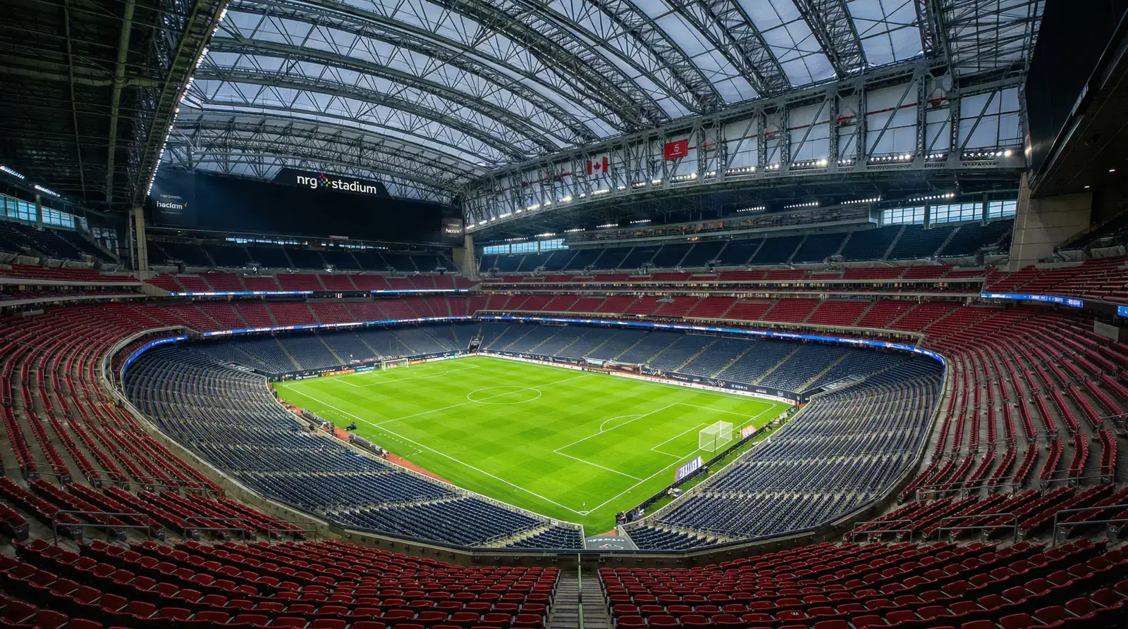 NRG Stadium i Houston med stängt tak inför en stor fotbollsmatch