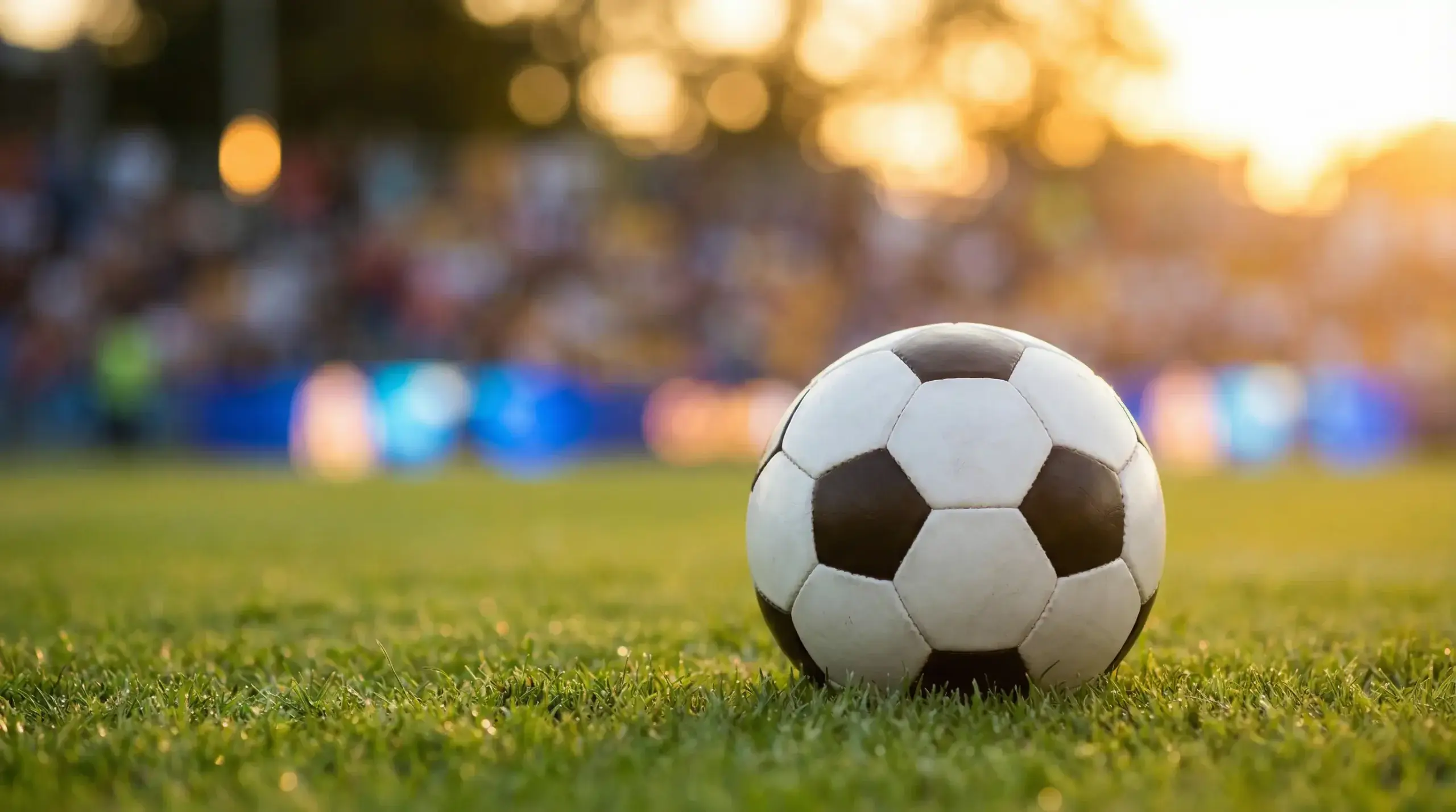 Fotboll och frågetecken som symboliserar vanliga frågor om VM 2026 betting
